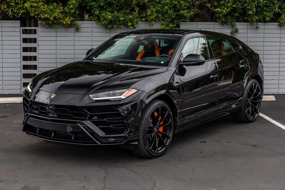 Lamborghini Urus Black on Black rental Montreal