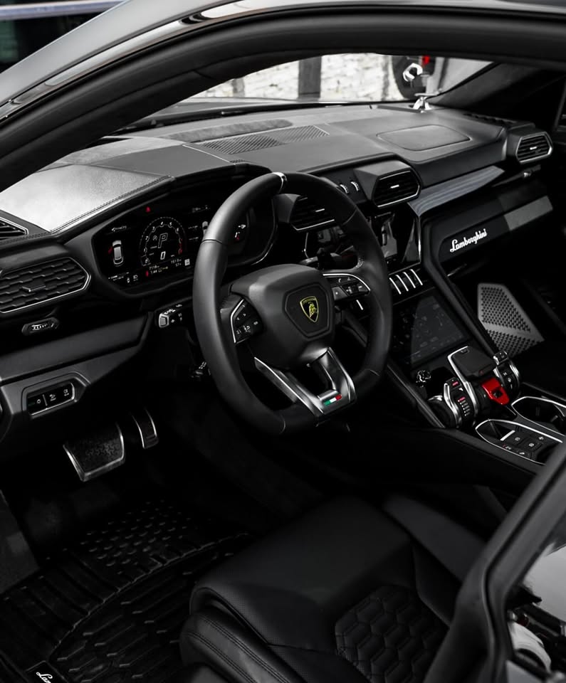 Lamborghini Urus Black on Black photo 2
