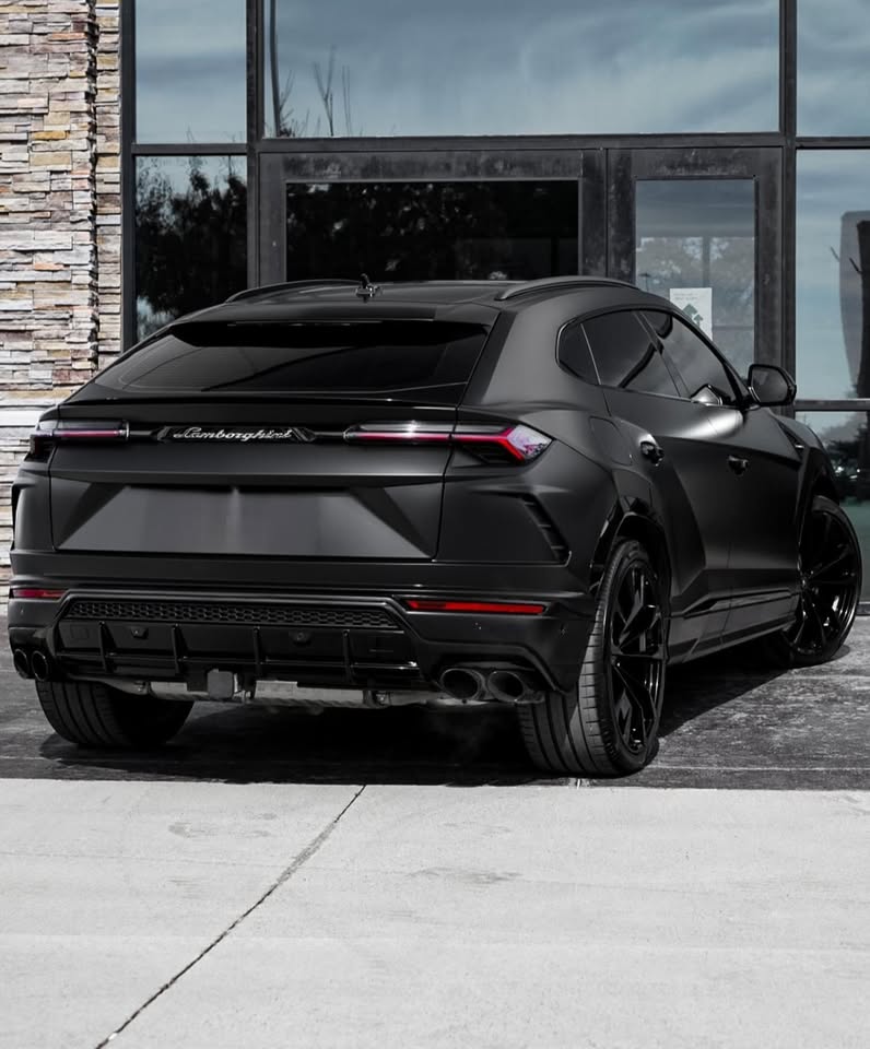 Lamborghini Urus Black on Black photo 3