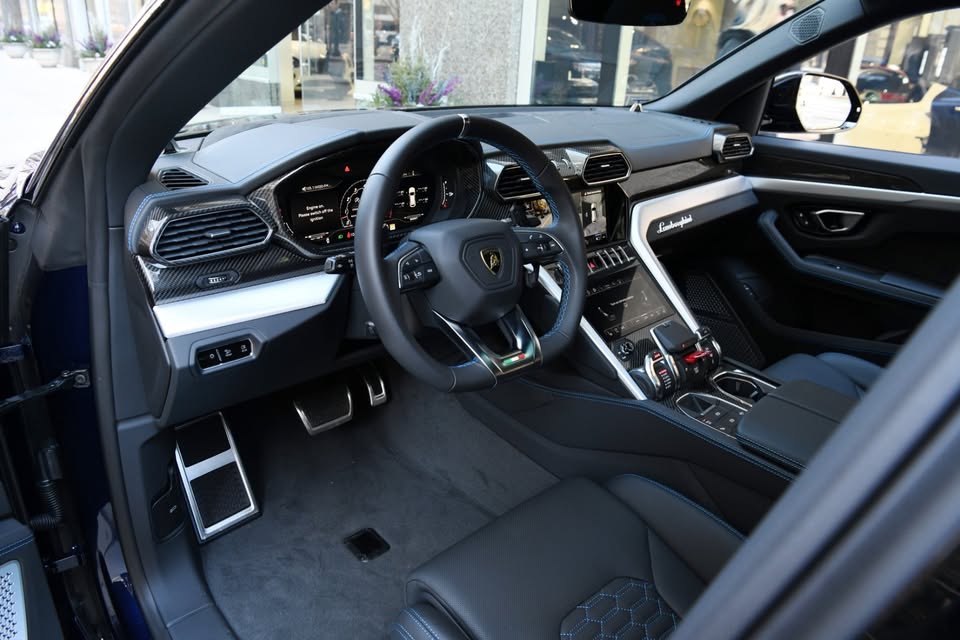 Lamborghini Urus Blue on Blue photo 3